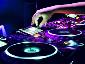 Worlds-best-DJs-DJ-equipment-mixer