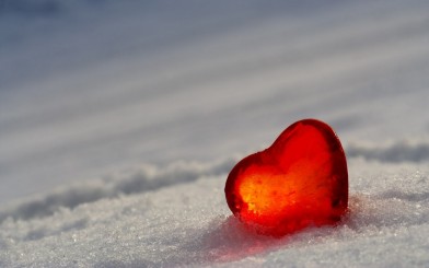 valentines-day-hear-in-snow