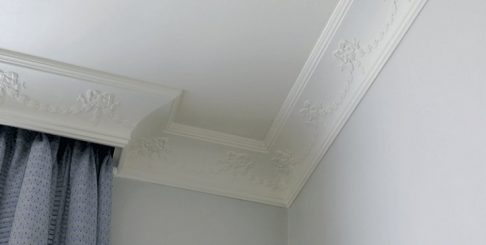 white-ceiling-with-cornice